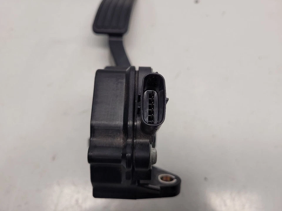 2008 Subaru Legacy Outback (2.5L / AT) Accelerator Pedal - DBW / Drive By Wire - Image 4 of 4