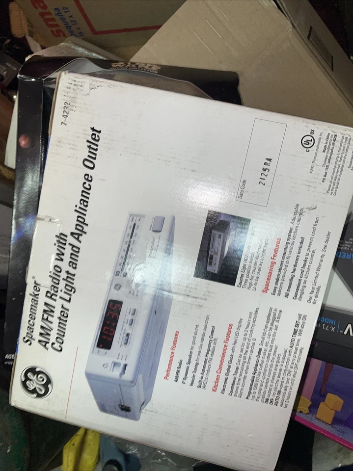 GE Spacemaker AM/FM Radio with Counter Light and Appliance Outlet 7-4232 NOS - Image 2 of 3