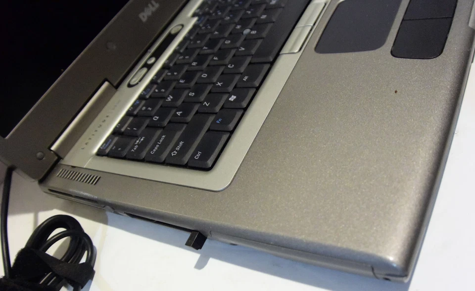 Portátil Dell Latitude D800 15,4" (Intel Pentium M 1,60 GHz) repuestos/reparación Foto 3 de 4