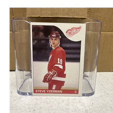 Topps 1985 Steve Yzerman #29 Detroit Red Wings NHL Hockey Trading Card