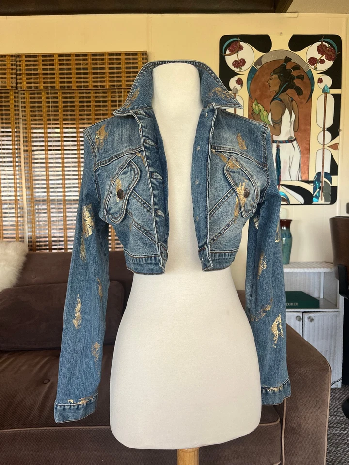 Jaqueta jeans sexy por Younique; cowgirl punk rock dourada metálica tamanho M - Imagem 2 de 4