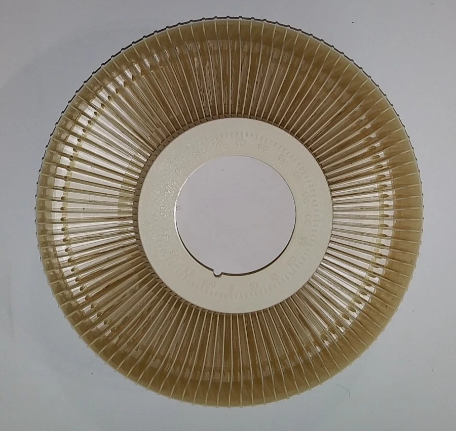 老式 S-100 圆形幻灯片弹匣旋转木马。 可容纳 100 张 2x2 幻灯片。 — 第 2/4 张图片