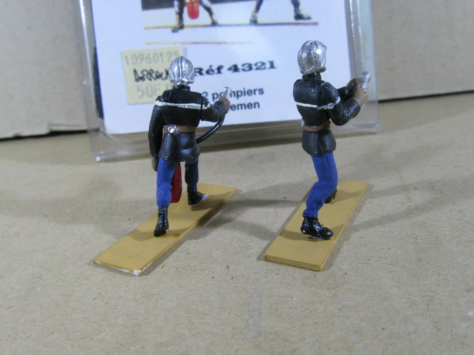 824S Rare Asgard 4321 France 2 Pompiers Extincteur + Lance Figurine H 4 cm Boite - Photo 3/4