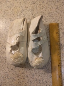 Vintage White Baby Or Doll Shoes Leather With Pearl Buttons