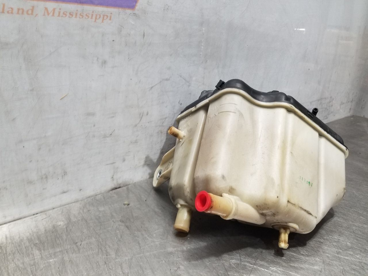 Maserati Levante 2022-2022 Coolant reservoir