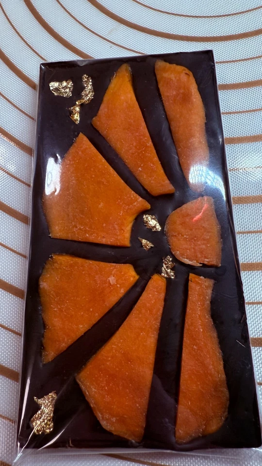 Темный шоколадный батончик 70% со сладким манго и съедобным золотом ручной работы 100 г. - Изображение 2 из 4