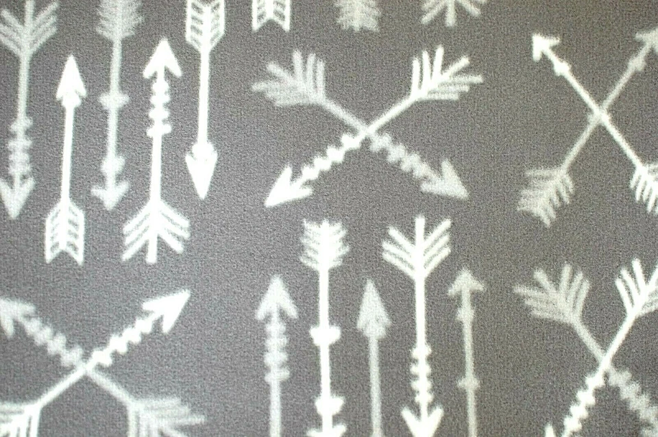 BTY * НОВЫЙ * СЕРЫЙ И БЕЛЫЙ СТРЕЛЫ В РАЗЛИЧНЫХ ФОРМАХ НА LT СЕРЫЙ ФЛИС 1 ЯРД 60 X 36» - Изображение 3 из 4