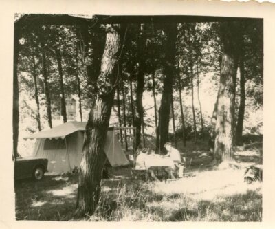 Foto von Penchot in LIVINHAC LE HAUT am 4. August 1959 Camping im Wald