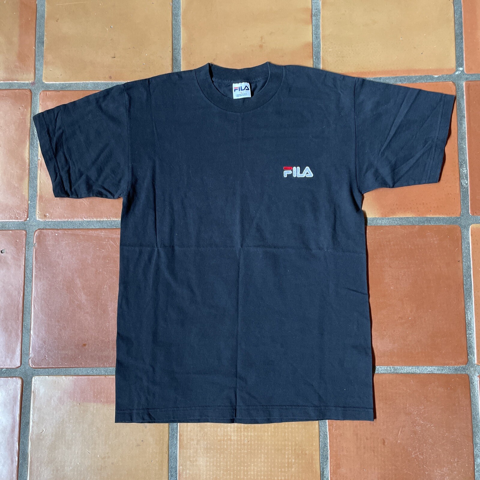 T shirt vintage FILA uomo grande made in USA cotone nero petto logo ricamato