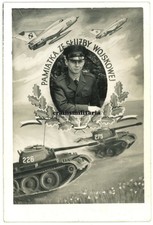 Orig. Foto Portrait polnische Soldat mit Panzer Tank und Flugzeug Polen 1970'er