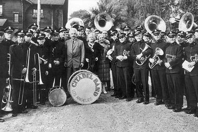 Albert Einstein und eine Heilsarmee Band FOTO 