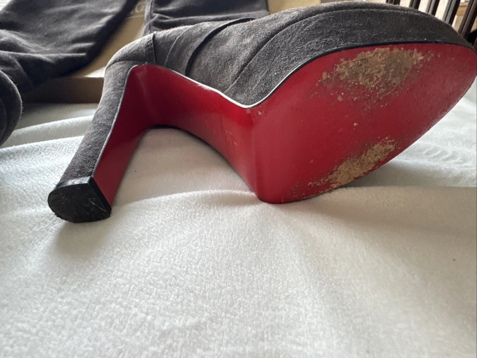 Auténticas botas de gamuza Louboutin Harletty 140 BK32 África Foto 2 de 4