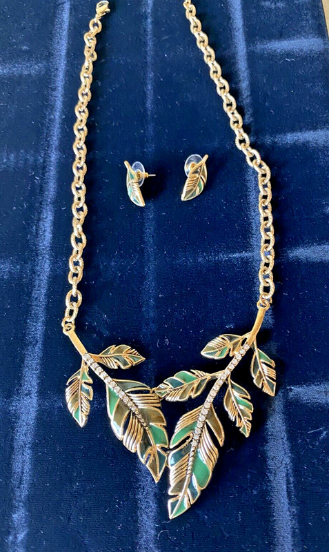STUNNING GOLD TONE & GREEN DOUBLE LEAF NECKLACE & MATCHING PIERCED EARRINGS