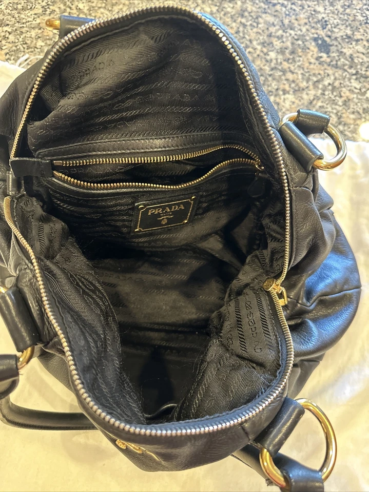 Auténtico bolso de hombro de cuero negro Prada Foto 2 de 4