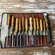 12 Vintage Chisels & Gouges in tool roll