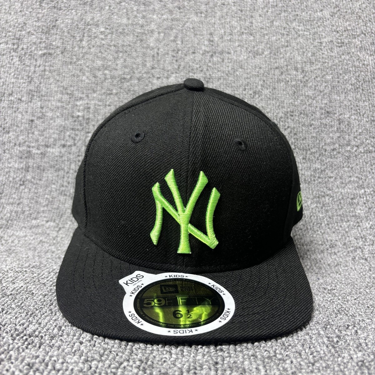 New Era 59FIFTY NY Yankees Kids Fitted Hat Black Neon Green 6 1/2 52cm