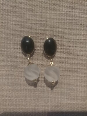 Ohrringe 14 Karat Gelbgold Cabochon Onyx mattiert geriffelt Bergkristall