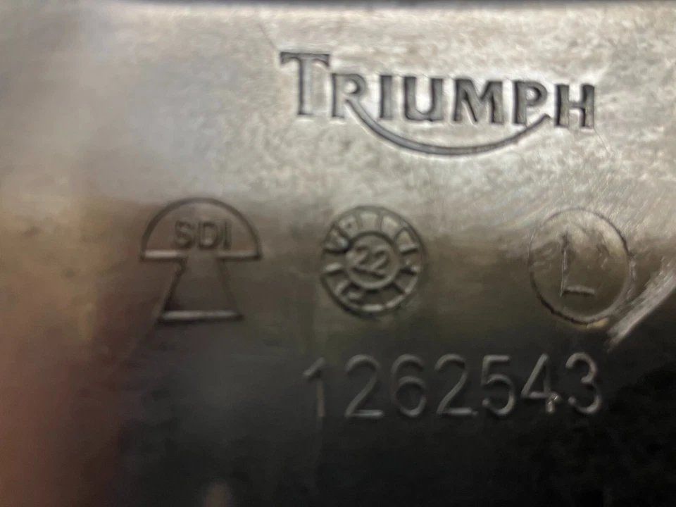 Genuine Triumph sprocket cover for modern classics; brushed aluminum; with cap - Image 3 of 4