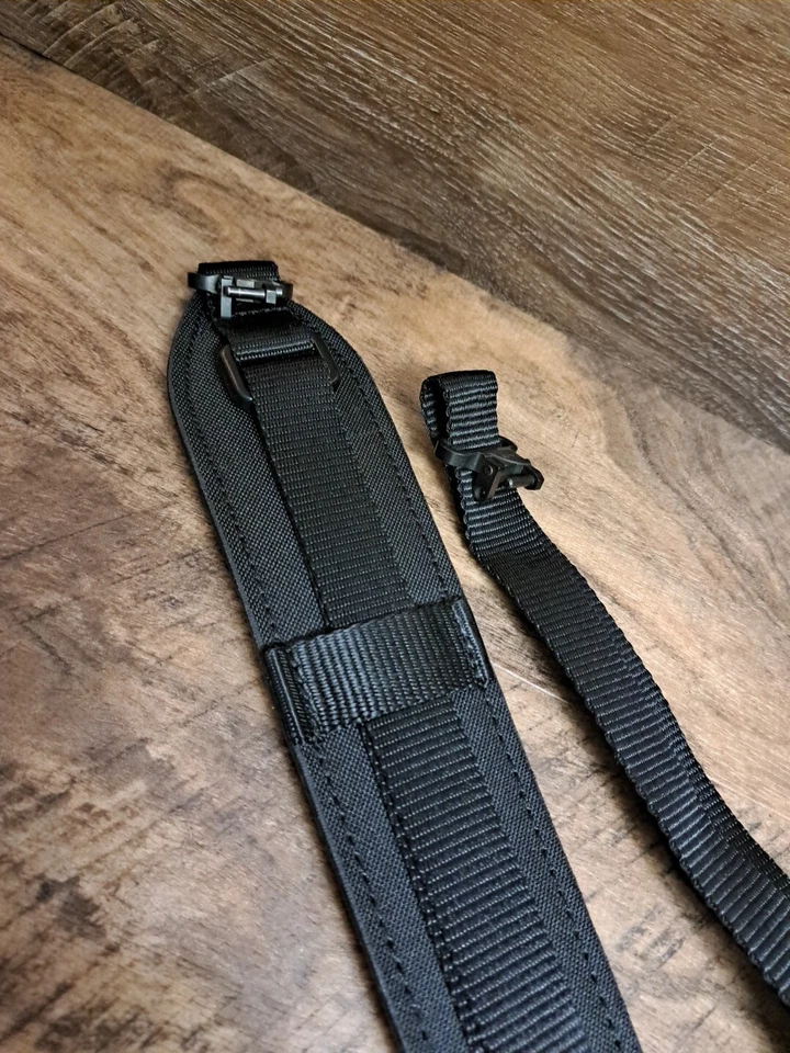 Eslinga para rifle de nailon acolchada negra conexión exterior con pivotes Foto 2 de 4