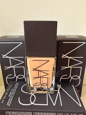 NARS Light Reflecting Foundation Light 2 Mont Blanc 1 fl oz Liquid Luminous