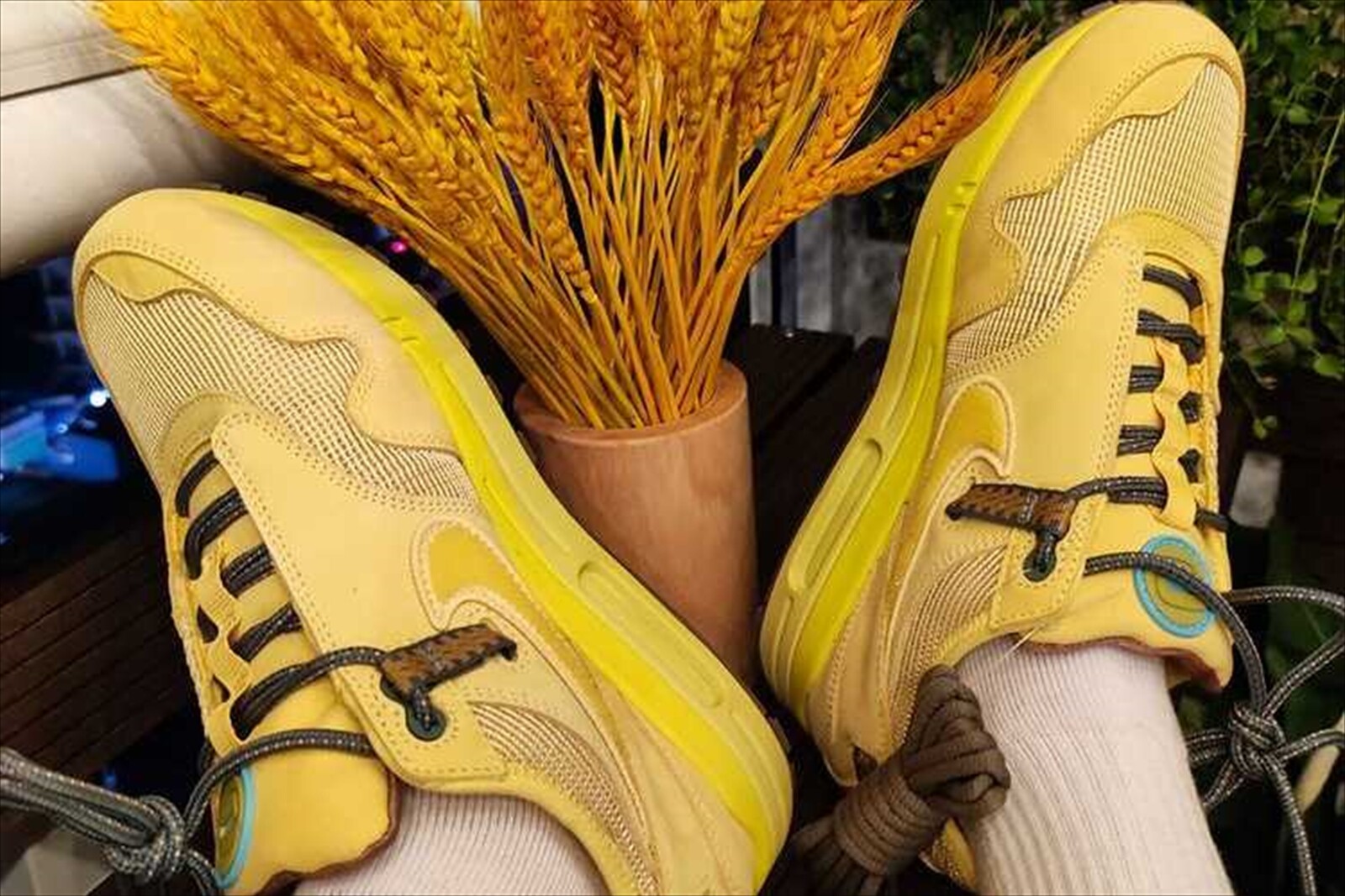 travis scott cactus jack saturn gold on feet