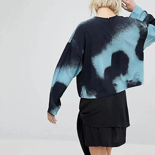 WEEKDAY Top mit Spray-Print 'Leeds Long Sleeve' - schwarz-blau - M - nwtg. - Bild 2 von 3