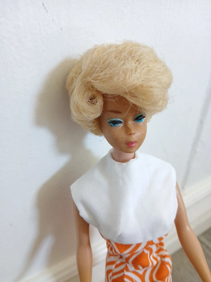 Muñeca Barbie vintage muy buena condición parte lateral europea rubia platino corte burbuja rizos BL Foto 4 de 4
