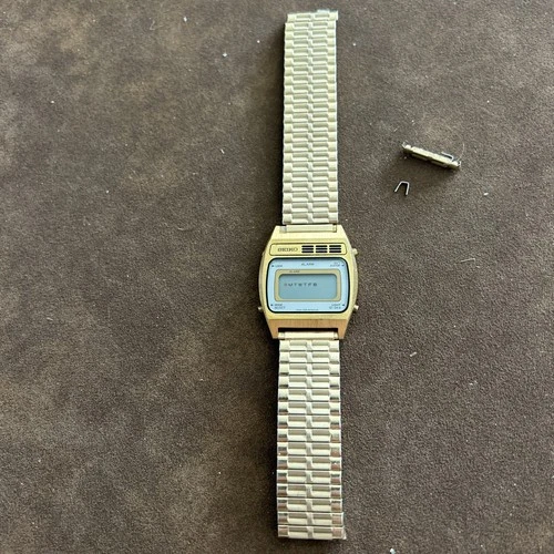 VINTAGE  RARE SEIKO A638-5009 QUARTZ ALARM LCD  WATCH 1980's(Gold Tone) Not work