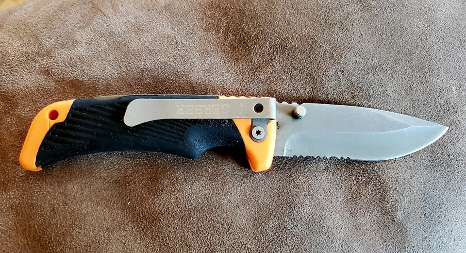 Faca dobrável Gerber Bear Grylls lâmina serrilhada bolso de sobrevivência laranja preta EDC - Imagem 3 de 3