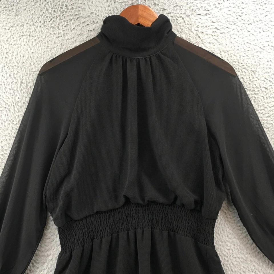 Vestido Gilli A-Line Feminino Pequeno Preto Acabamento de Malha Manga Longa Decote Simulado Zíper Traseiro - Imagem 2 de 4