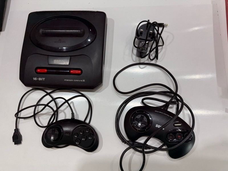 Sega Mega Drive II Console with 2 controllers Ref 949