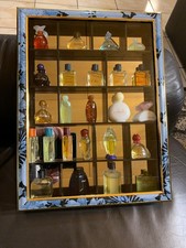 Setzkasten/ Vitrine aus Holz mit Spiegel+ Glastür, mit 24 Yves Rocher Miniaturen