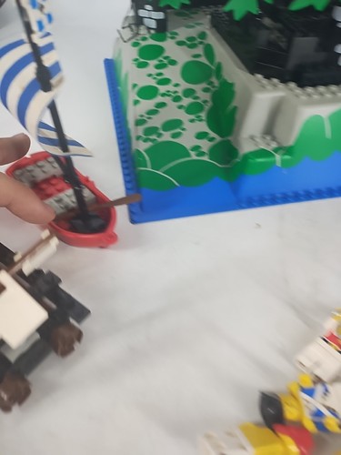 LEGO Pirates: Rock Island Refuge (6273) Missing Some Parts - Picture 7 of 11
