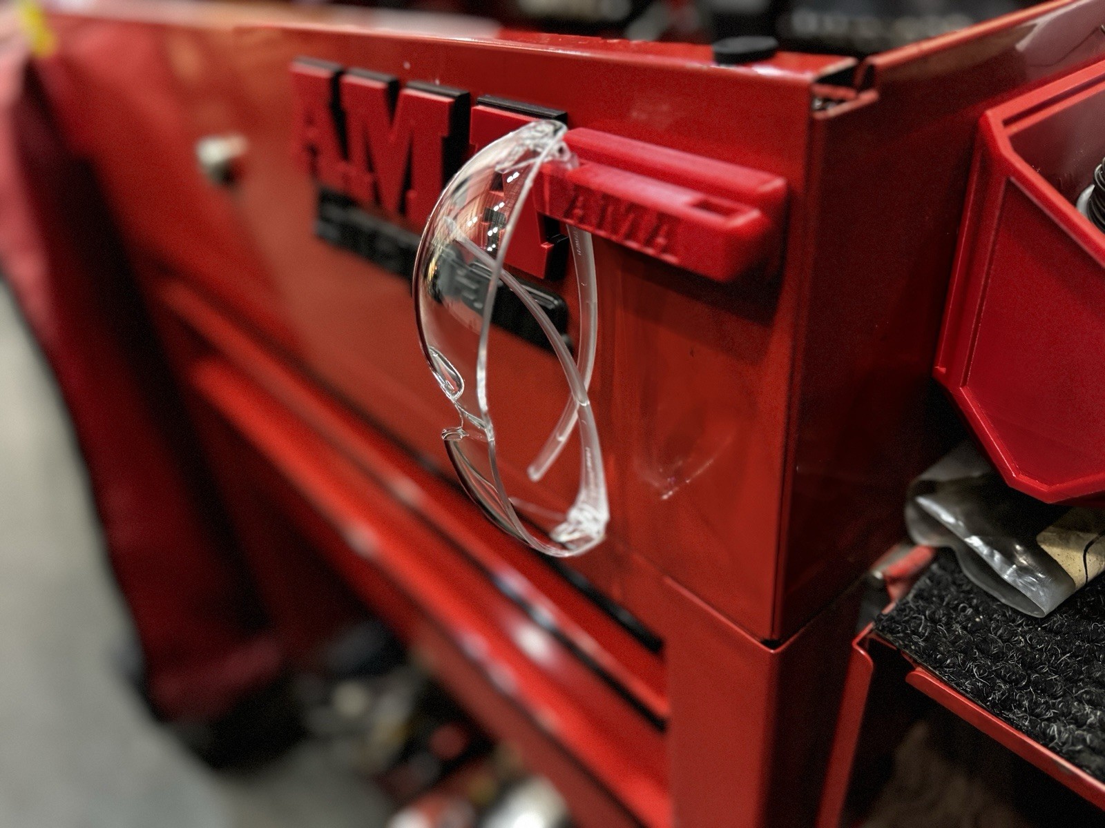 AMA Magnetic Glasses Holder – Toolbox Accessory for Safety/Protective Eyewear