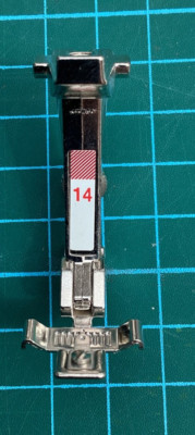 Bernina Original Reißverschlussfuß mit Führungsfuß 14