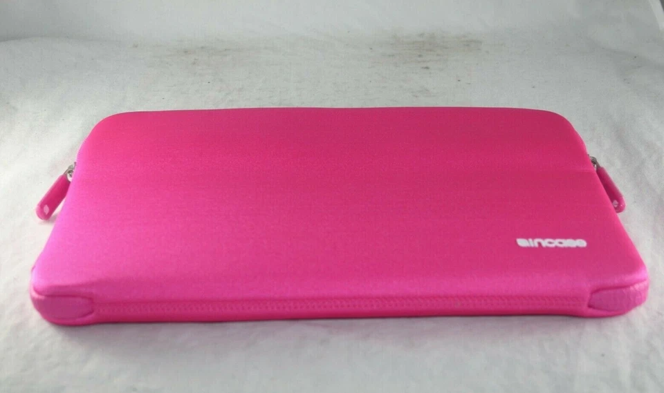 Incase CL60343: неопреновый ярко-пурпурный профессиональный чехол для Macbook Air 11 дюймов - Изображение 2 из 3