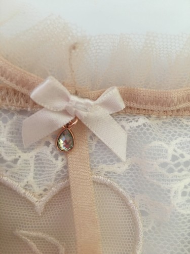 Panty Tanga Victoria's Secret Dream Angels Nupcial "I DO" Encaje Tanga con Volantes XS - Imagen 9 de 12
