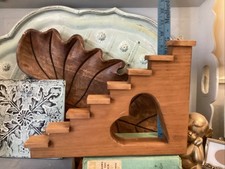 Scaffale a gradini vintage in legno espositore a livelli cuore ritagliato casetta pino del Maine