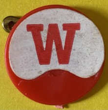1970 Wisconsin Badgers NCAA Vintage plastic Button Pin gumball football helmet 2