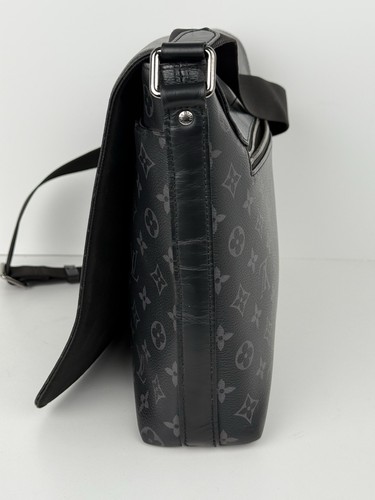 LOUIS VUITTON District PM Monogram Eclipse Messenger Bag - Bild 3 von 16