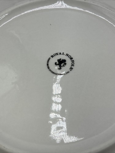 3 Royal Norfolk Red And White Snowflake 10.5" Dinner Plates Christmas Holiday - Picture 6 of 6