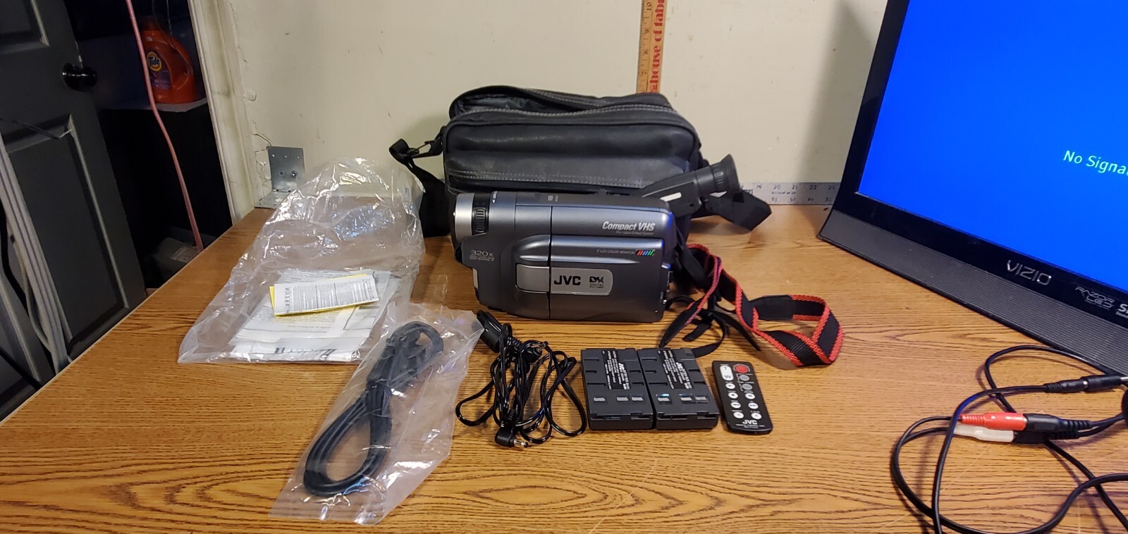 Видеокамеры JVC Compact VHS Camcorder GR-AXM910U