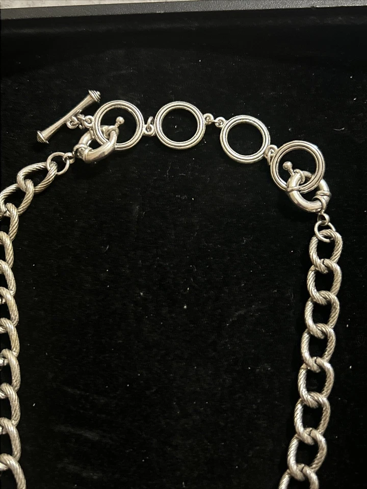 Collar Colgante Lágrima Peltre Repujado Grande Premier Designs Foto 3 de 3