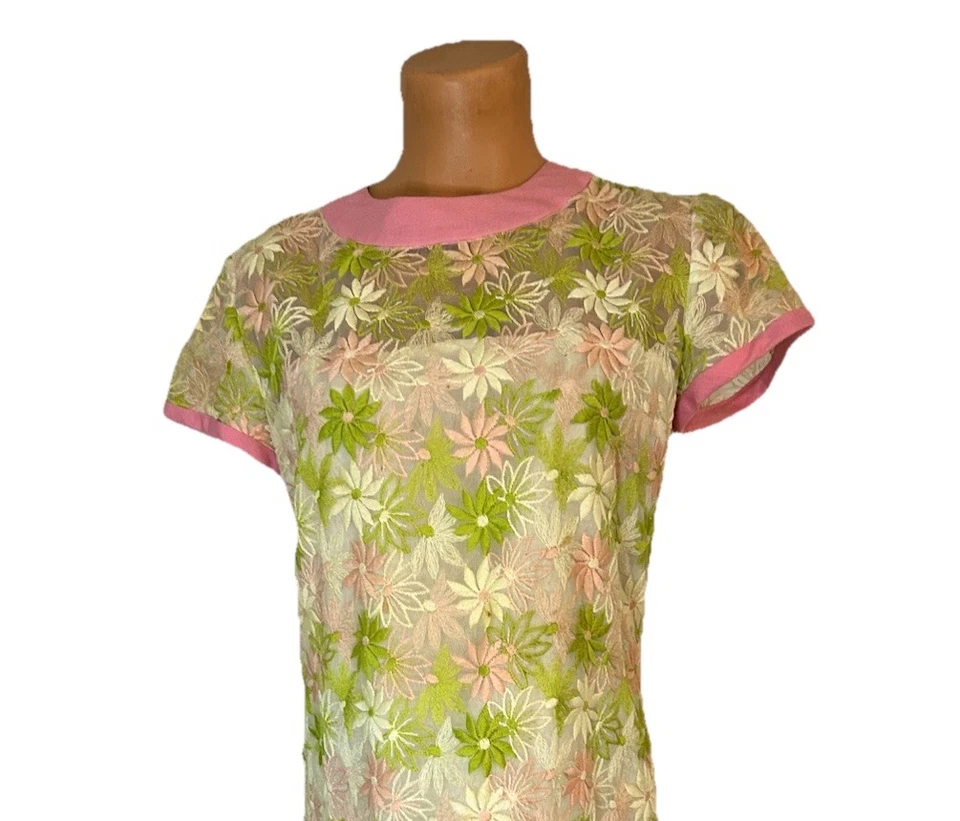 Vestido recto vintage años 60 rosa y verde bordado margarita flor 38” pecho MIDI Foto 3 de 4