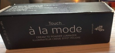 Younique Touch à la mode Cream-to-Powder Versatile Radiant Luminizer Highlighter