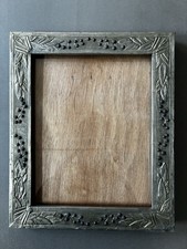 Cadre Art Déco en étain repoussé signé DN 1937