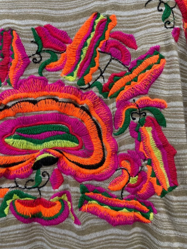 Camiseta bordada listrada Free People Catalunya tamanho médio bege boêmia - Imagem 4 de 4