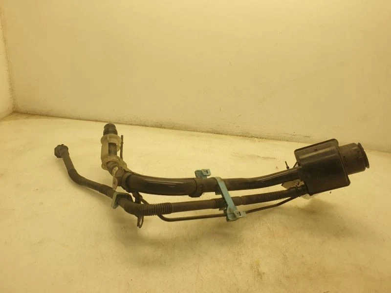 Toyota Yaris L 2014 1,5 L tracción delantera con cuello de llenado de combustible  Foto 4 de 4