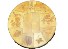 Table basse ronde signée "Raymonde Leduc" Vallauris décor herbier genre Capron
