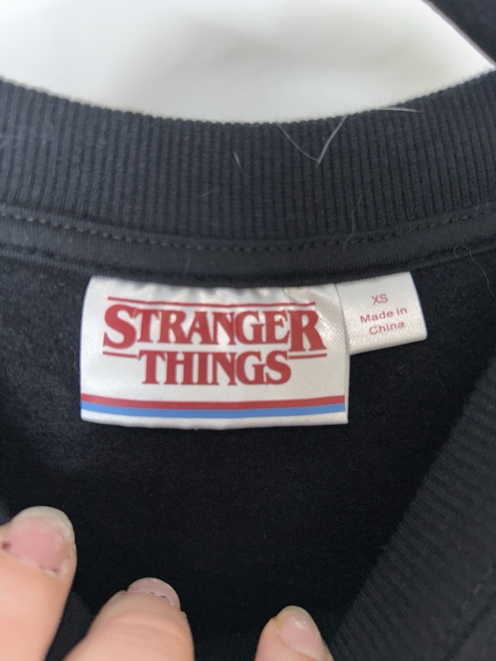 Stranger Things Maglietta Unisex: T-Shirt Grafica Logo Retrò Hawkins, Vintage 80s, Nero, Adulti